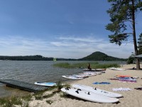 Máchovo jezero - Pláž Pod Borným; https://www.campborny.cz/aktivity-v-kempu