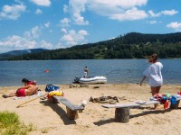 Vodní nádrž Lipno - pláž Lipno nad Vltavou; https://www.lipno.cz/volny-cas/koupani-a-vodni-sporty/plaze