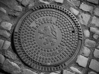Autor: Luke Price from Rotterdam, Netherlands – Manhole Cover, CC BY 2.0, https://commons.wikimedia.org/w/index.php?curid=69297156