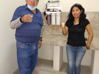 Úpravna pitné vody v areálu Laboratorio de la Minería, ambiente de Servicios Auxiliares: Dante Morales (vlevo), profesor univerzity Universidad Nacional Jorge Basadre Grohmann, vedoucí projektů čištění vod s členkou týmu Photon Energy Perú S.A.C.